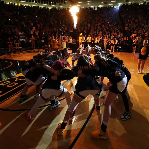 women's basketball team huddle 
